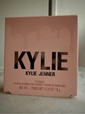 Kylie Jenner Kylighter Illuminating Powder 060 Queen Drip